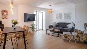 Ein modernes Wohnzimmer mit einer Couch, einem Couchtisch und einem Essbereich.