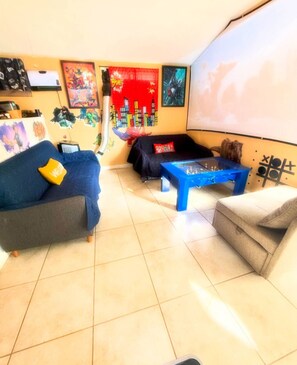 Televisio, videopelejä, pöytäjalkapallopöytä, kirjoja