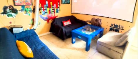 Télévision, jeux vidéo, baby-foot, livres