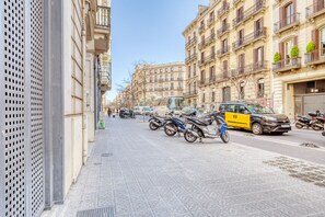 Property grounds - Newly Renovated La Dreta de l'Eixample 1BR w/ Balcony, by Blueground (Barcelona)