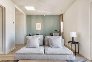 TV, stereo - Newly Renovated La Dreta de l'Eixample 1BR w/ Balcony, by Blueground (Barcelona)