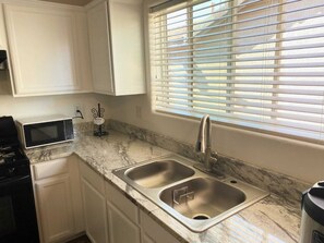 Private kitchen - Minutes from the mountains and the Rillito River (Tucson)
