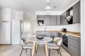 Kühlschrank, Mikrowelle, Ofen, Geschirrspüler