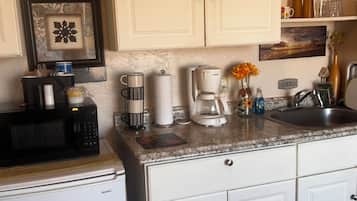 Réfrigérateur, four à micro-ondes, cafetière-théière