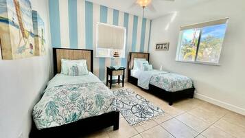 2 habitaciones, tabla de planchar con plancha y cuna de viaje