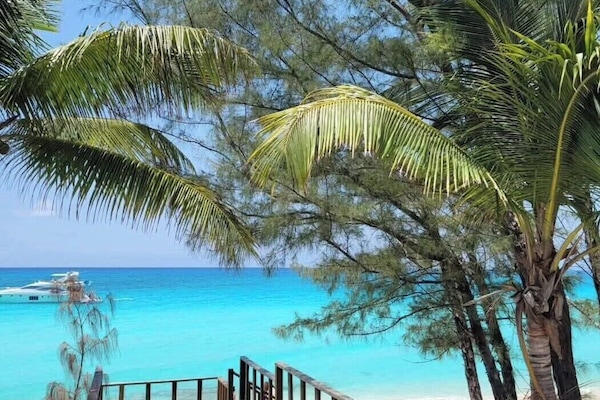 Nær stranden og strandhåndklær