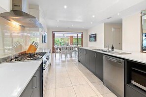 Fridge, microwave, oven, stovetop - St Tropez - Tranquil Blairgowrie Escape (Blairgowrie)