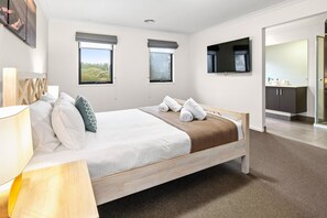6 bedrooms, iron/ironing board, WiFi, bed sheets