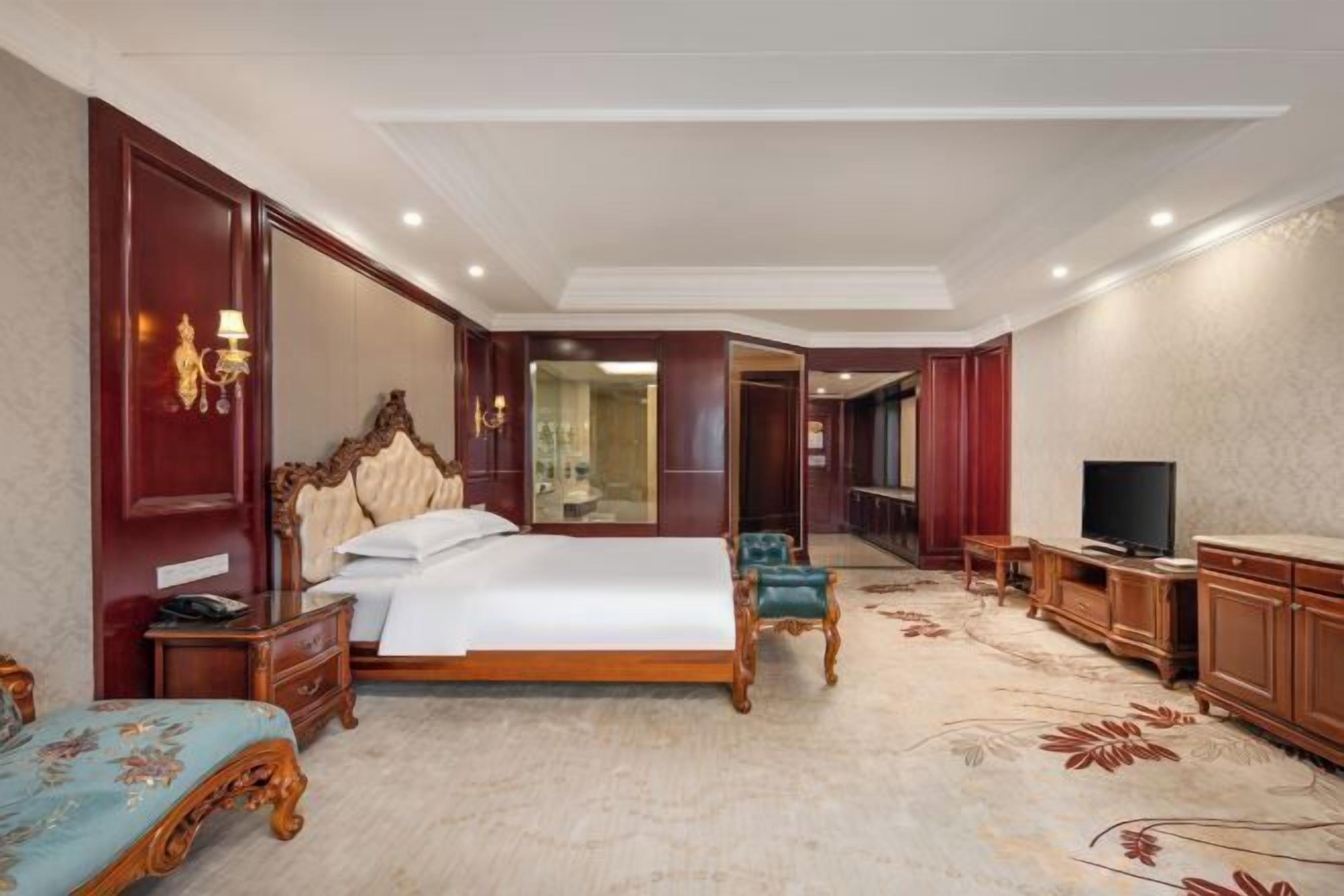 Premium bedding, in-room safe, individually decorated