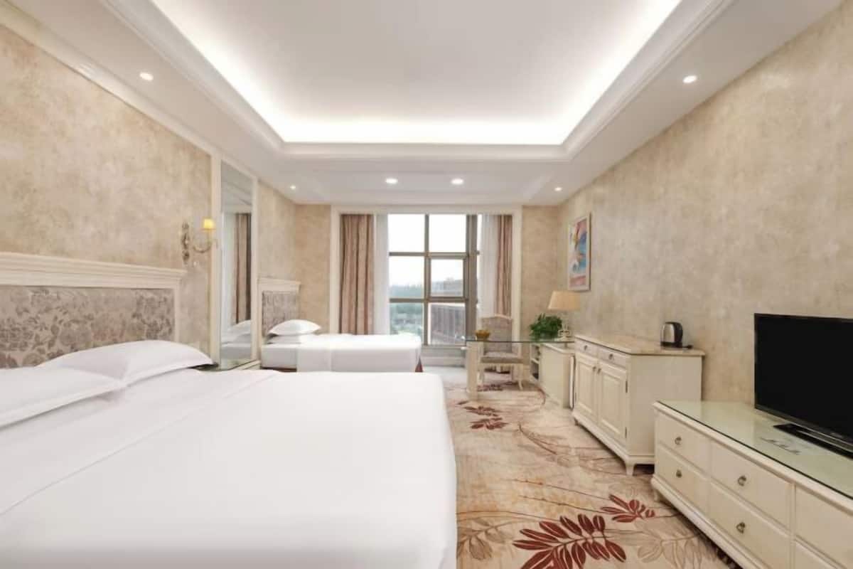 Premium bedding, in-room safe, individually decorated