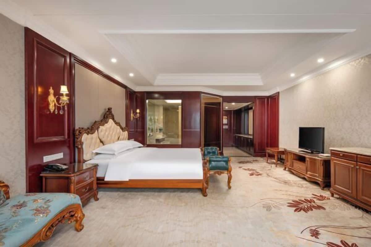 Ropa de cama de alta calidad y caja de seguridad en la habitación