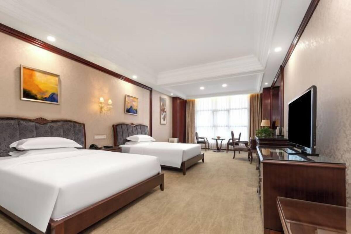 Premium bedding, in-room safe, individually decorated