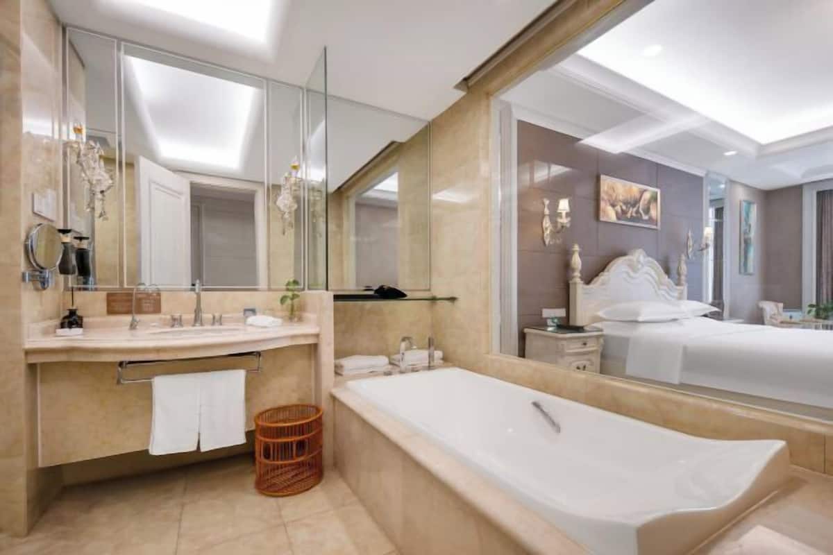 Ropa de cama de alta calidad y caja de seguridad en la habitación