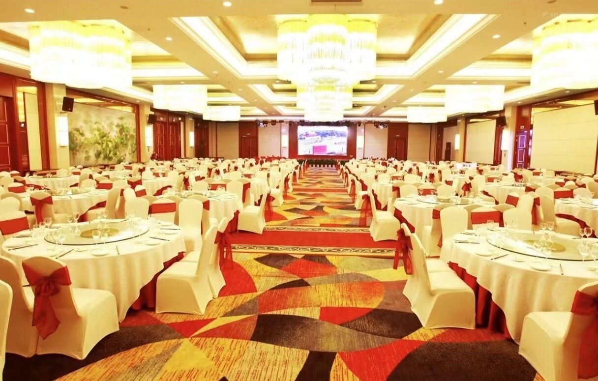 18 restaurants, breakfast, lunch, dinner served; Chinese cuisine 