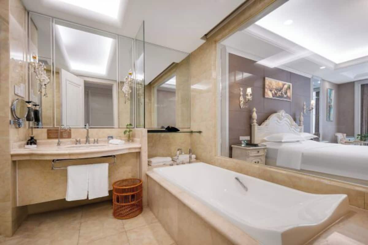 Premium bedding, in-room safe, individually decorated