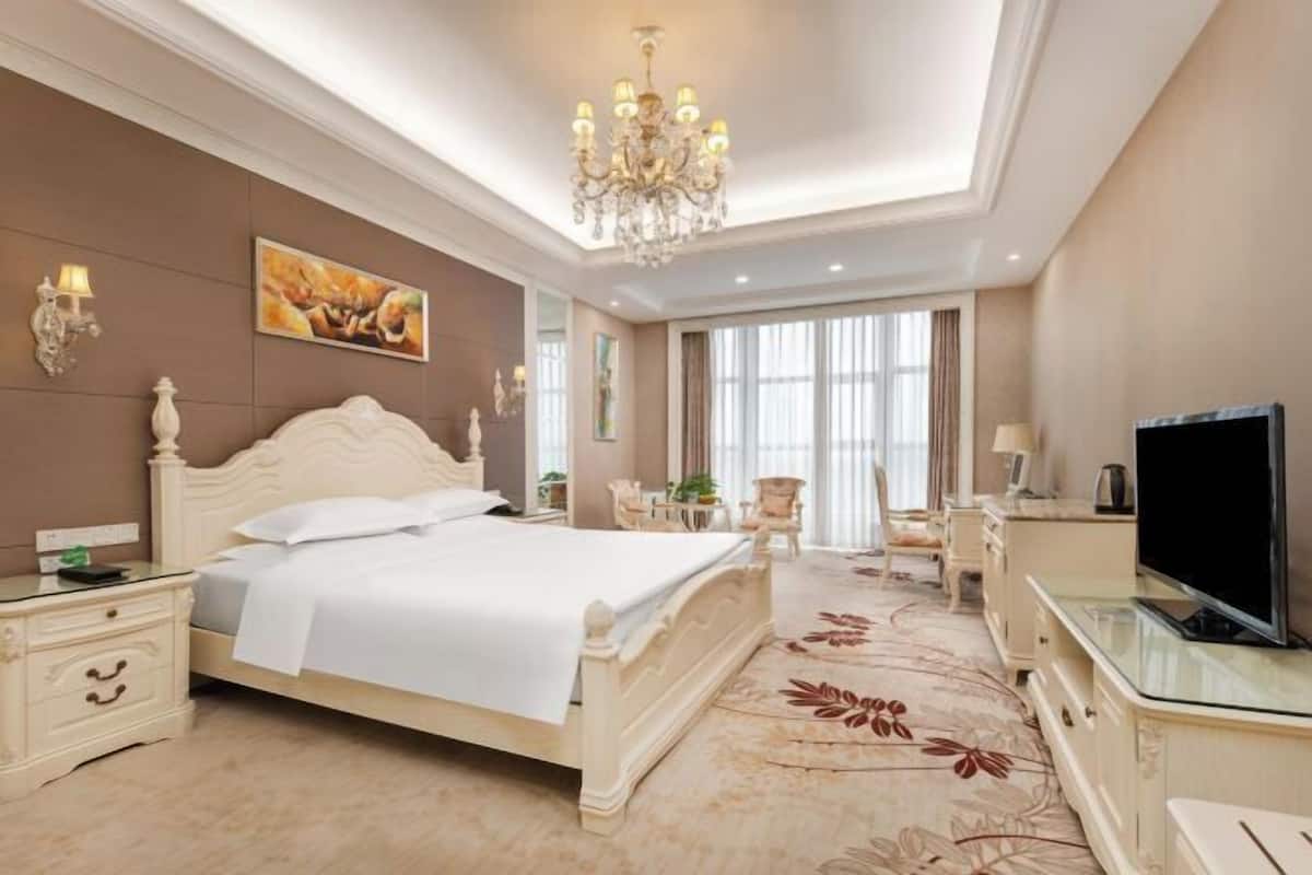 Premium bedding, in-room safe, individually decorated
