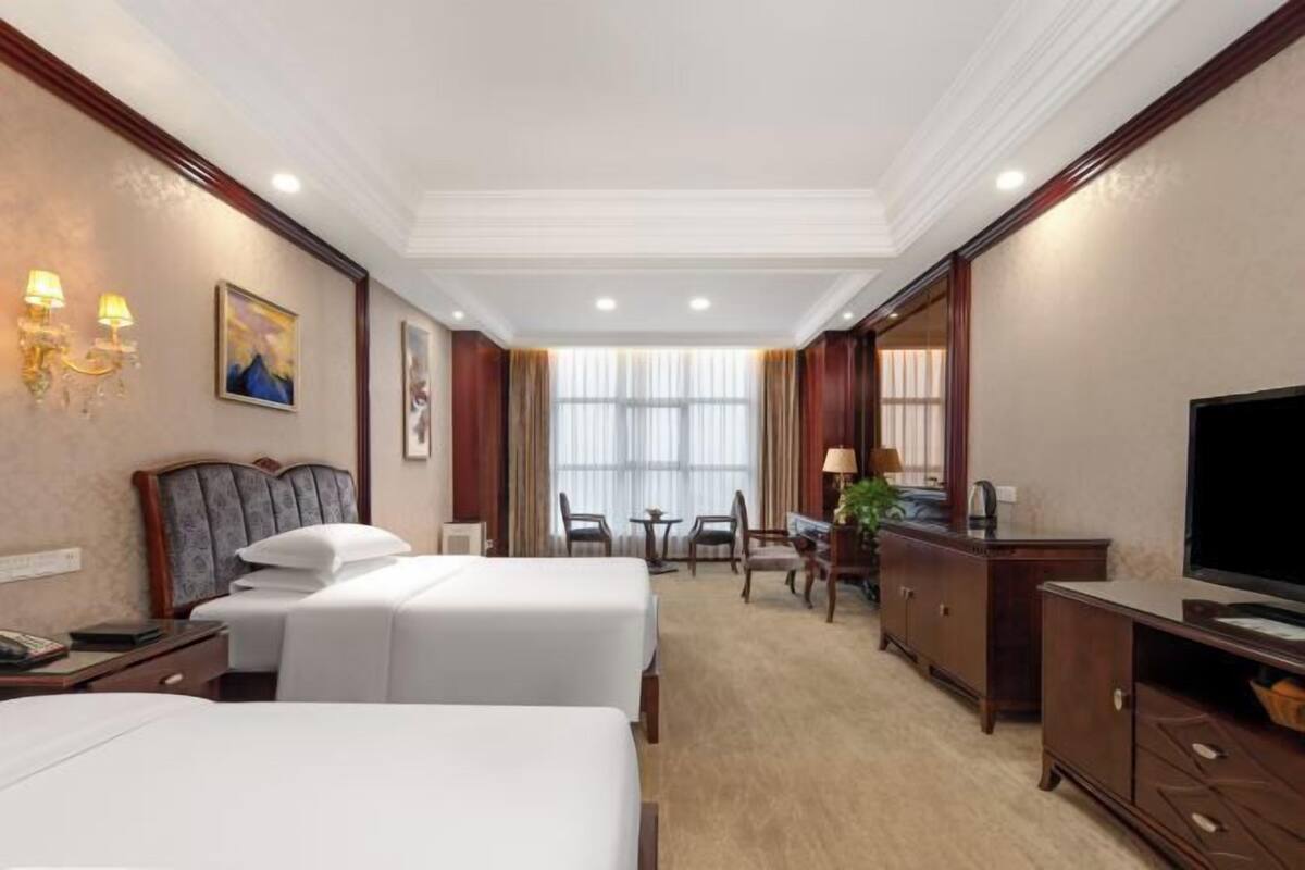 Premium bedding, in-room safe, individually decorated