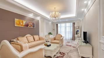 Sengetøy av topp kvalitet, safe på rommet og individuelt dekorert