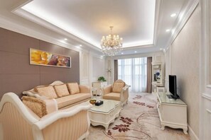 Premium bedding, in-room safe, individually decorated