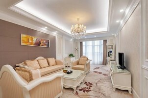 Ropa de cama de alta calidad y caja de seguridad en la habitación 