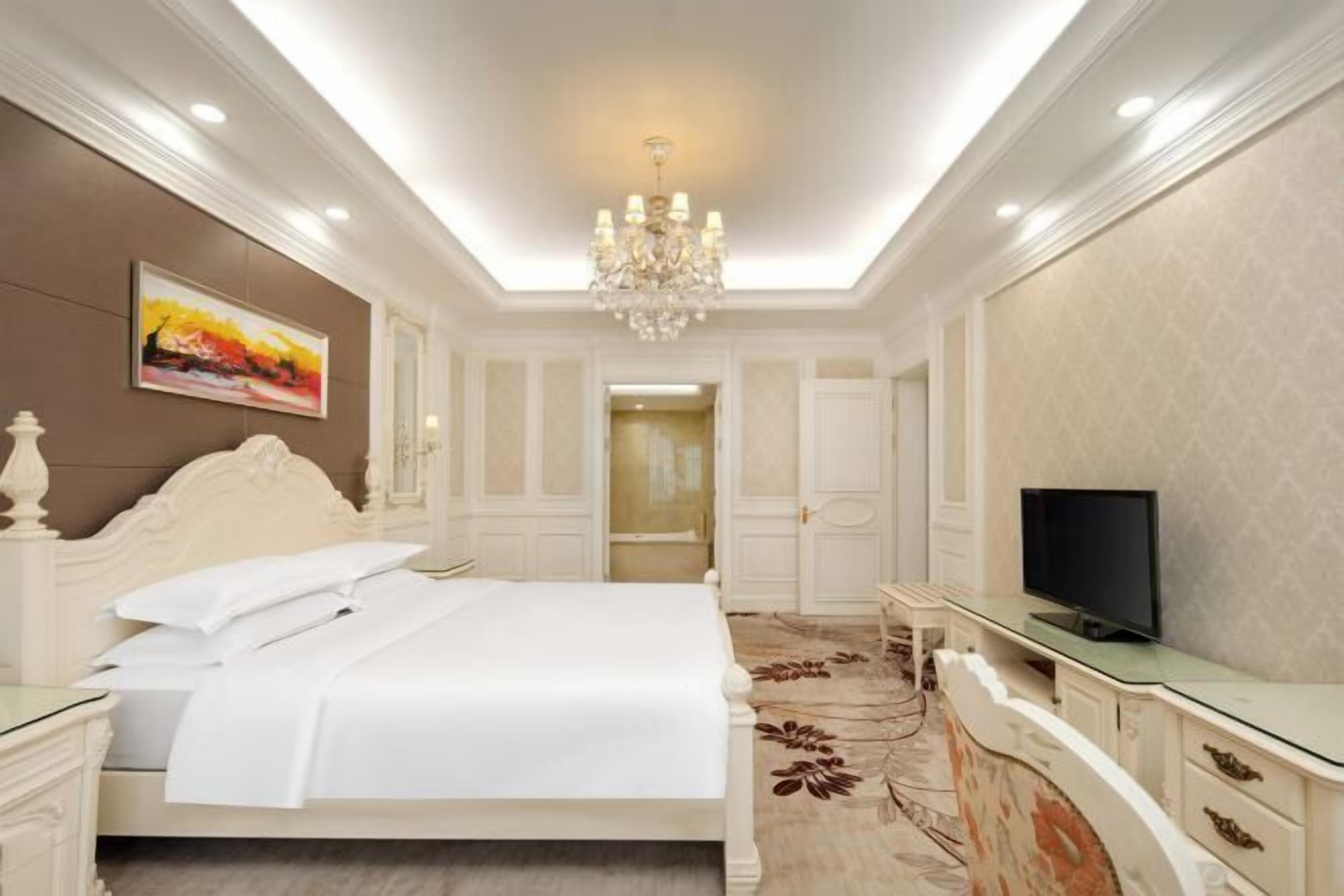 Ropa de cama de alta calidad y caja de seguridad en la habitación 