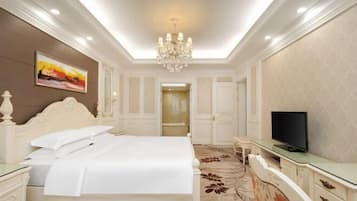 Ropa de cama de alta calidad y caja de seguridad en la habitación