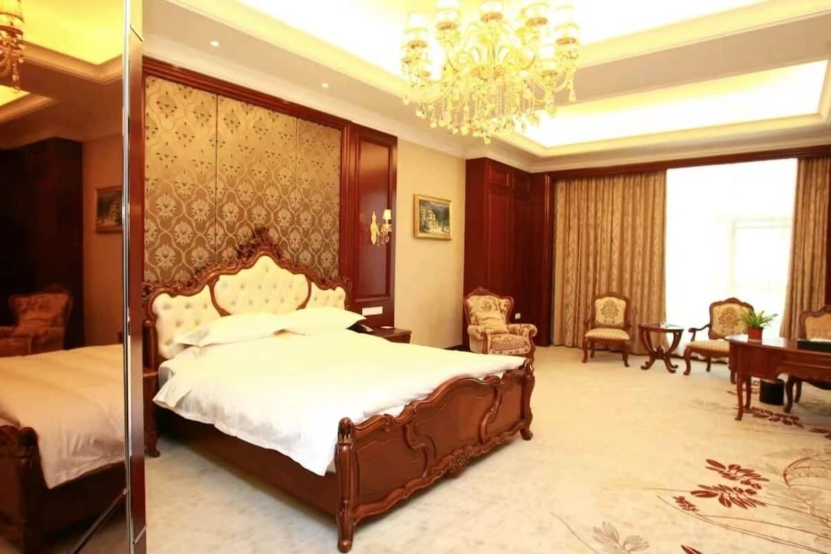 أغطية فراش متميزة وخزنة داخل الغرفة وتجهيزات عازلة للصوت وواي فاي مجانًا