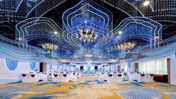 18 restaurants, breakfast, lunch, dinner served; Chinese cuisine