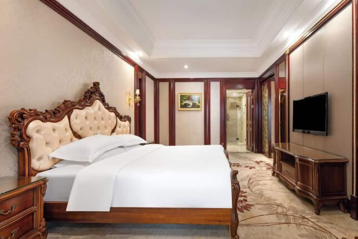 Premium bedding, in-room safe, individually decorated