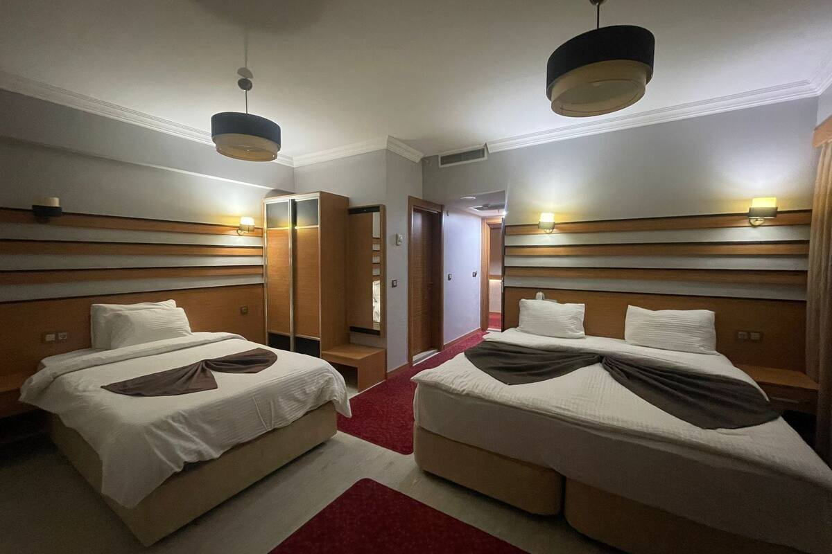 Familie driepersoonskamer | 1 slaapkamer, lakens van Egyptisch katoen, luxe beddengoed, een bureau