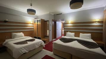 ファミリー トリプルルーム | エジプト綿のシーツ、高級寝具、デスク、ノートパソコン用作業スペース