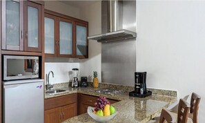 Een koelkast, een microgolfoven, een kookplaat