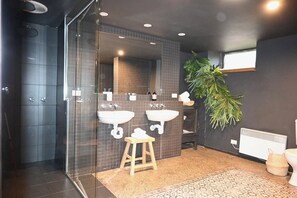 Shower, hair dryer, towels, soap - 55 DAVEY Townhouse 1 Salamanca on your doorstep (Hobart)