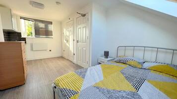 5 bedrooms, iron/ironing board, WiFi, bed sheets