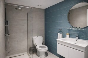 Douche, sèche-cheveux, serviettes fournies