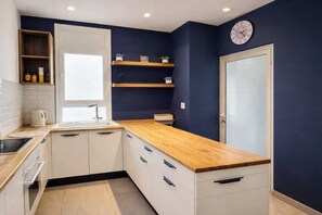 Frigorífico, microondas, horno y placa de cocina
