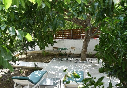 Pirgos Colorful Studio, Sleeps 2, Parking WiFi Ac