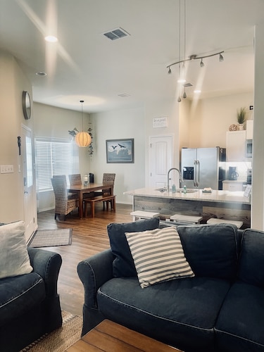 Newly built cottage with pool. Just minutes to the beach!