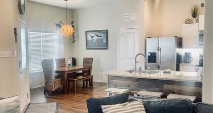 Newly built cottage with pool. Just minutes to the beach!
