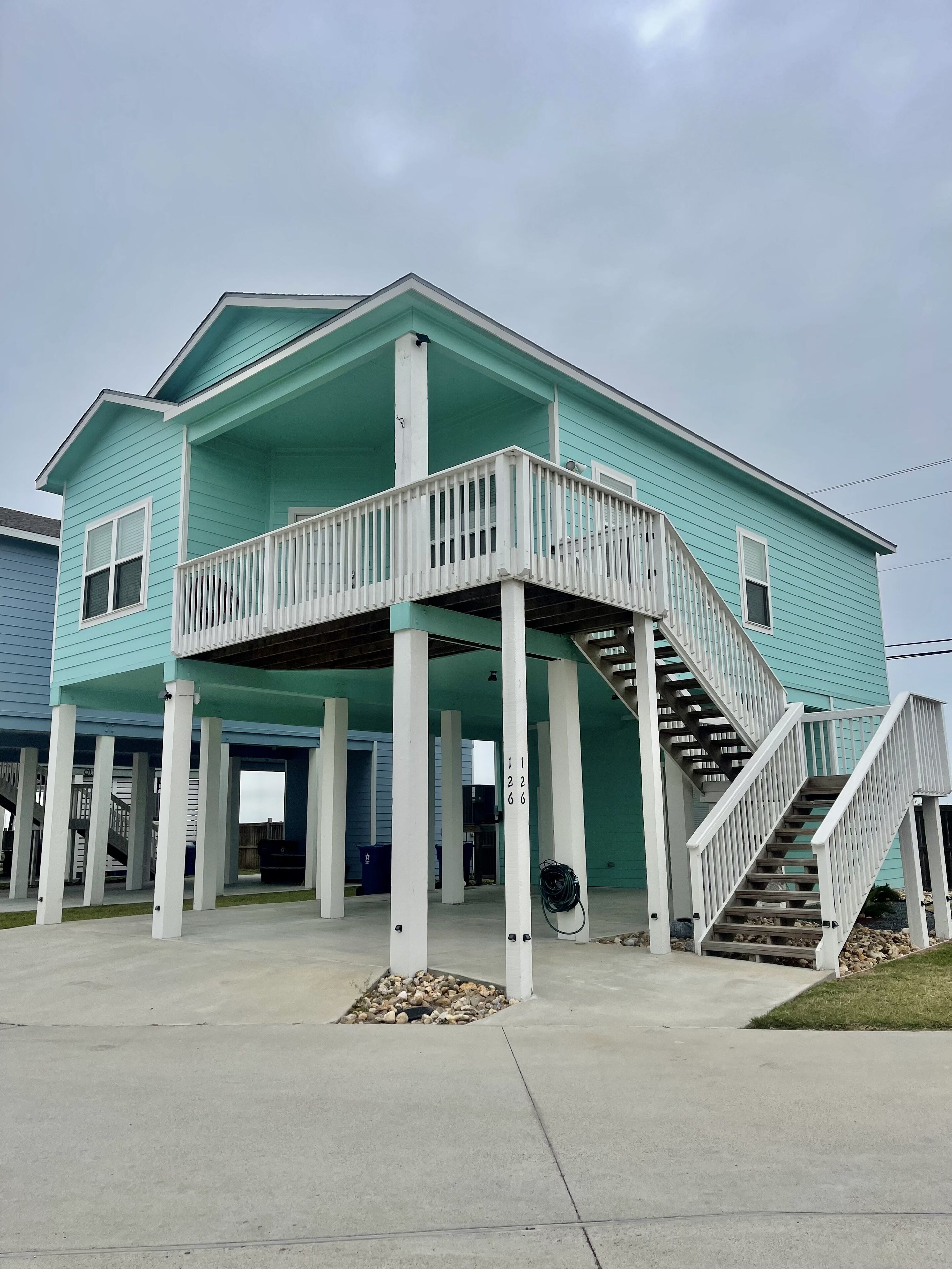 Newly built cottage with pool. Just minutes to the beach!