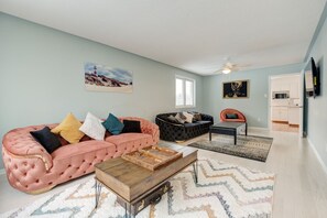 Smart TV, stereo - Wasaga Beach cottage  (Wasaga Beach)