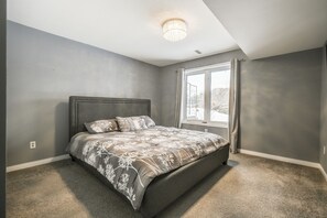 5 bedrooms, iron/ironing board, free WiFi, bed sheets - Wasaga Beach cottage  (Wasaga Beach)