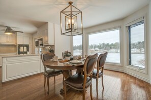 Dining - Wasaga Beach cottage  (Wasaga Beach)