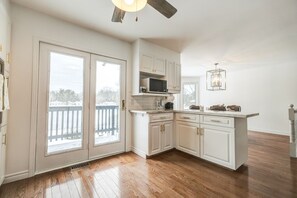 Fridge, microwave, oven, stovetop - Wasaga Beach cottage  (Wasaga Beach)