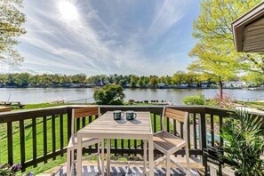 Outdoor dining - Wasaga Beach cottage  (Wasaga Beach)