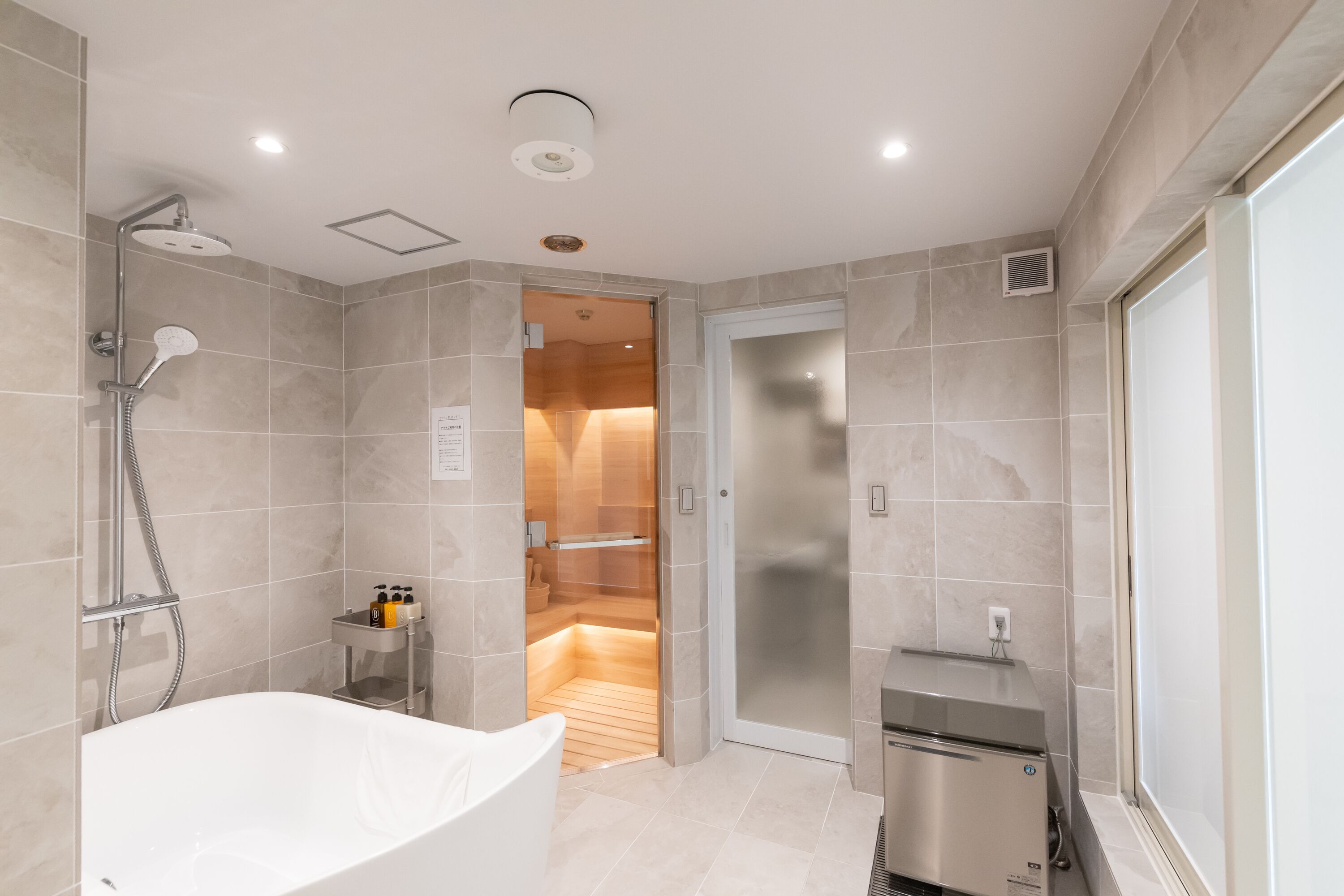 House | Bathroom | Separate tub and shower, free toiletries, hair dryer, slippers