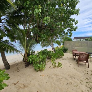 Outdoor dining - Ann's Beach House (Rarotonga)