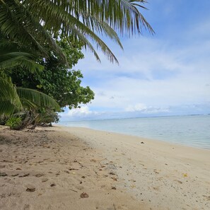 Beach nearby, sun-loungers, beach towels - Ann's Beach House (Rarotonga)