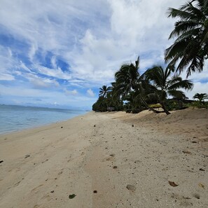 Beach nearby, sun-loungers, beach towels - Ann's Beach House (Rarotonga)