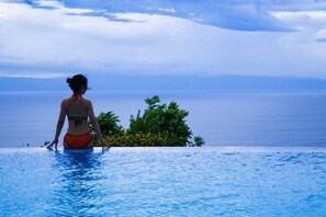 Outdoor pool, pool loungers - Infinity Heights Resort (Siquijor)